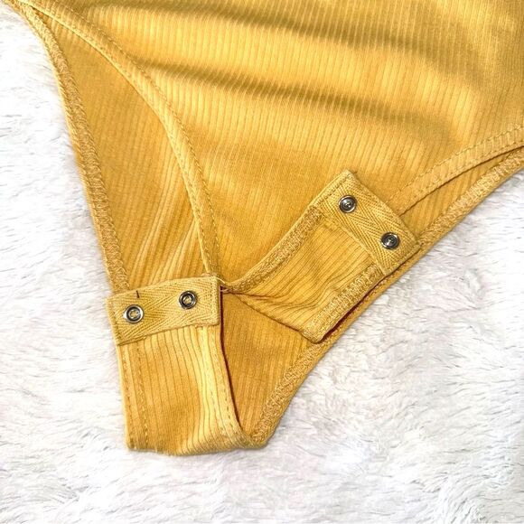 Le Lis Flounced Ruffle Strap Ribbed Mustard Yellow Bodysuit Size Small - Picture 6 of 8